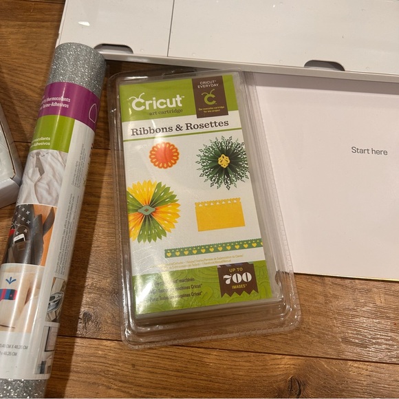 Cricut Explore Air with case, starter cutting set and more - Picture 3 of 16
